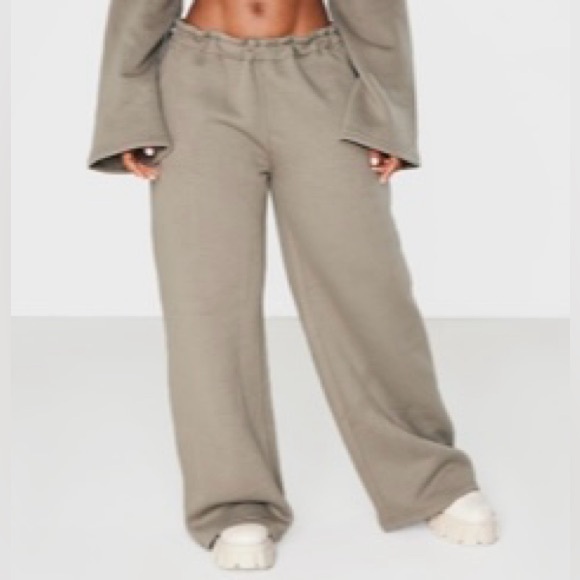 baggy green kaki sweatpants, PRETTYLITTETHINGS - Picture 1 of 4
